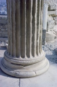 Base di una colonna nel portico nord, 421-405 a.C.